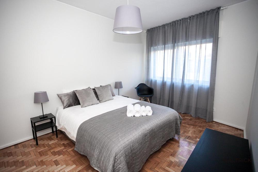 Downtown 3 Bedroom With Balcony - Quiet Street - Family Friendly - Groups 포르투 외부 사진