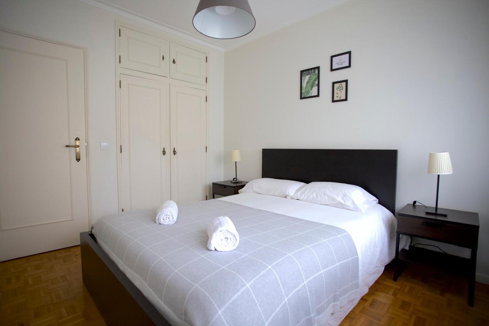 Downtown 3 Bedroom With Balcony - Quiet Street - Family Friendly - Groups 포르투 외부 사진