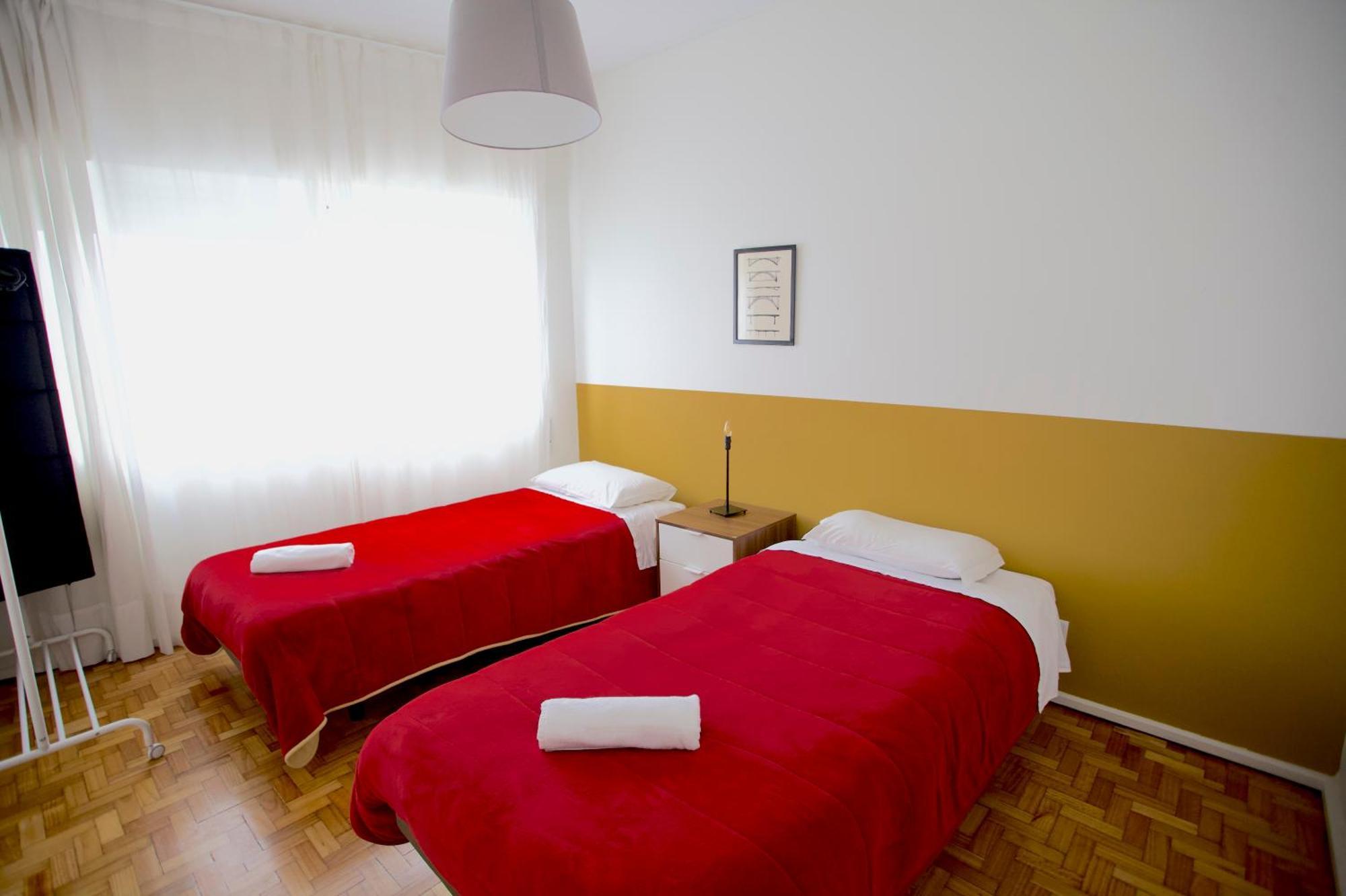 Downtown 3 Bedroom With Balcony - Quiet Street - Family Friendly - Groups 포르투 외부 사진