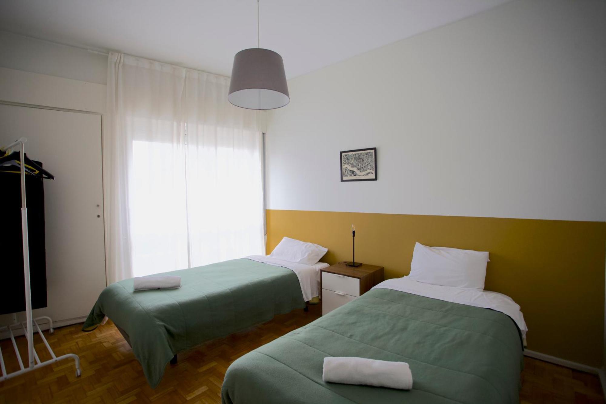 Downtown 3 Bedroom With Balcony - Quiet Street - Family Friendly - Groups 포르투 외부 사진