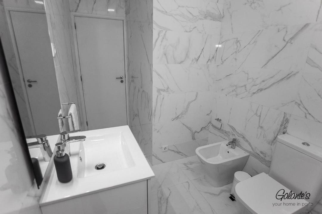 Downtown 3 Bedroom With Balcony - Quiet Street - Family Friendly - Groups 포르투 외부 사진